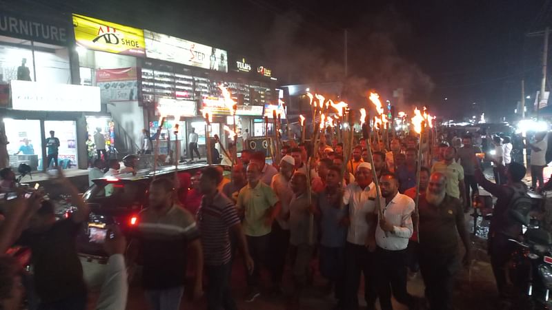 জয়পুরহাট সদর ও পৌর বিএনপির সম্মেলন আয়োজনের প্রতিবাদে মশালমিছিল করেন দলের একাংশের নেতা–কর্মীরা। গতকাল সন্ধ্যায়