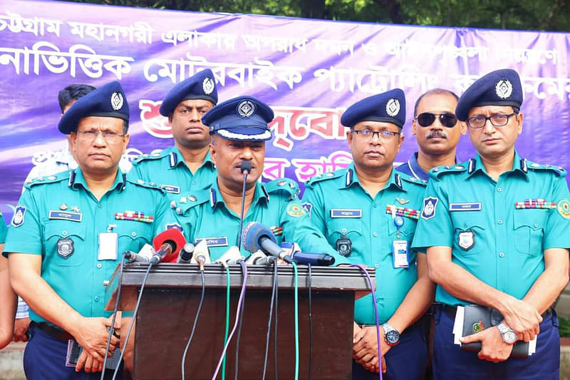 চট্টগ্রামের দামপাড়ায় নগর পুলিশ সদর দপ্তরের সামনে মোটরবাইক টহলের উদ্বোধন উপলক্ষে আয়োজিত অনুষ্ঠানে বক্তব্য দেন পুলিশ কমিশনার হাসিব আজিজ। আজ বিকেলে