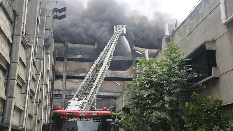 নারায়ণগঞ্জের রূপগঞ্জের গাজী অটো টায়ার কারখানার আগুন নিয়ন্ত্রণে আনার চেষ্টা করছেন ফায়ার সার্ভিসের লোকজন। গত ২৬ আগস্ট দুপুরে তোলা