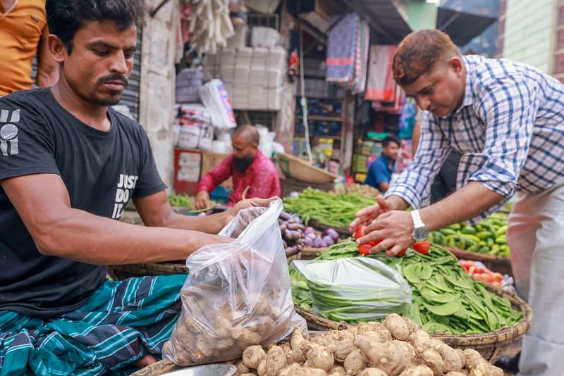 কাঁচাবাজারে আজ শুক্রবার থেকে পলিথিন ব্যাগ নিষিদ্ধ, কিন্তু তারপরেও থামছেনা পলিথিনের ব্যবহার। আজ দুপুরে কারওয়ানবাজারে