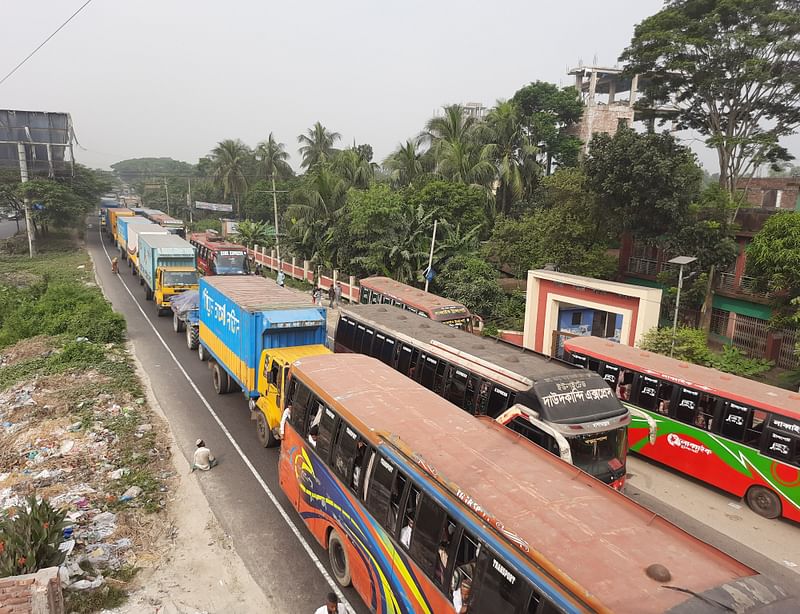 ঢাকা-চট্টগ্রাম মহাসড়কের কুমিল্লার দাউদকান্দিতে তীব্র যানজট। আজ শুক্রবার সকালে মহাসড়কের গৌরীপুরে