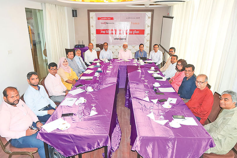 স্টপ টিবি পার্টনারশিপের সহযোগিতায় আইসিডিডিআরবি ও প্রথম আলোর আয়োজনে  ‘যক্ষ্মা চিকিৎসায় বেসরকারি খাতের ভূমিকা’ শীর্ষক গোলটেবিল বৈঠকে অংশগ্রহণকারীরা। রাজশাহী, ১৯ অক্টোবর ২০২৪