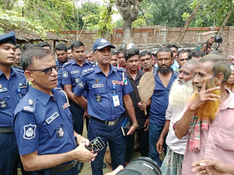 জোড়া খুনের ঘটনায় পরদিন গতকাল বৃহস্পতিবার কুষ্টিয়ার দৌলতপুর উপজেলার ছাতারপাড়া গ্রাম পরিদর্শনে যান পুলিশ সুপার মো. মিজানুর রহমানসহ ঊর্ধ্বতন কর্মকর্তারা