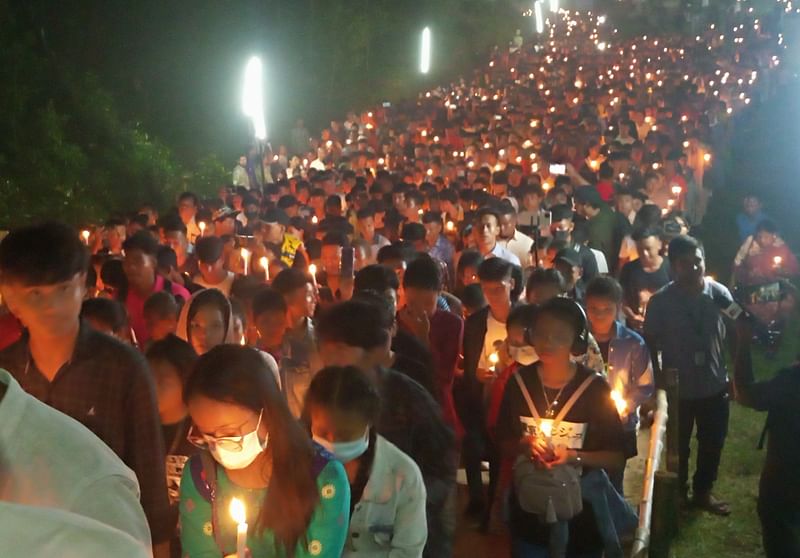 ফা‌তেমা রা‌নী তী‌র্থোৎস‌বে ভক্তরা মোমবা‌তি জ্বালিয়ে পাহা‌ড়ি পথ অতিক্রম কর‌ছেন। গতকাল বৃহস্পতিবার রাত সা‌ড়ে ৯টার দি‌কে শেরপু‌রের না‌লিতাবাড়ী‌র বা‌রোমা‌রি সাধু‌লিও ধর্মপল্লিতে