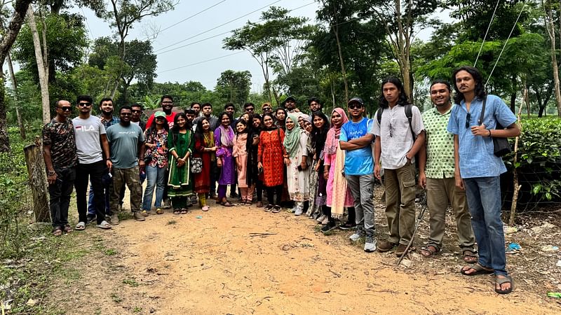 শিক্ষার্থীর এই দল গিয়েছিল শ্রীমঙ্গলের মাধবপুর ন্যাশনাল টি এস্টেটে