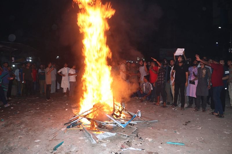 খুলনায় মহানগর ও জেলা জাতীয় পার্টির কার্যালয় ভাঙচুর করা হয়। আজ শনিবার সন্ধ্যায়