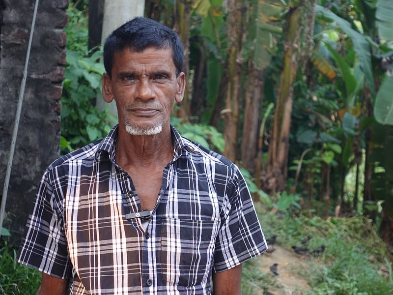 গাজীপুরের কাপাসিয়া উপজেলার ইকুরিয়া গ্রামের টংদোকানি নুরুল ইসলাম ৩০ বছর ধরে পাখিদের খাবার দেন