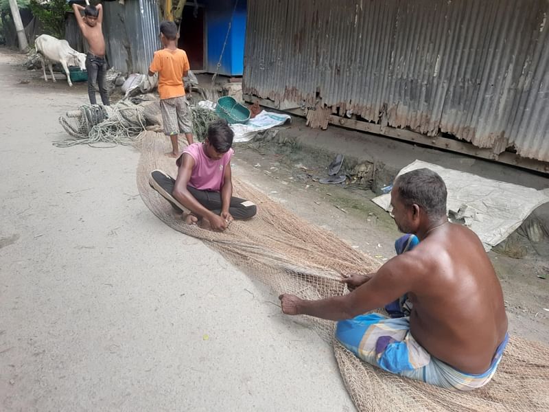 ২২ দিনের নিষেধাজ্ঞা শেষে আজ মধ্যরাতে নদীতে মাছ ধরতে নামবেন জেলেরা। এ জন্য চলছে প্রস্তুতি। গতকাল সকালে ফেনীর সোনাগাজী উপজেলার চর খোন্দকার জেলেপাড়া এলাকা থেকে তোলা