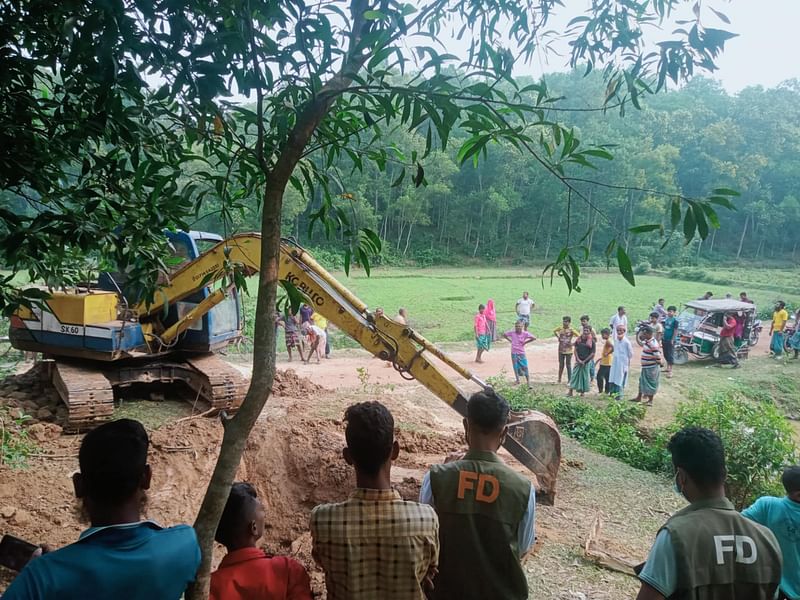 শেরপু‌রের না‌লিতাবাড়ী‌র বাতকু‌চি টিলাপাড়া গ্রামে গত শুক্রবার মৃত হাতিটিকে মাটিচাপা দেওয়া হয়