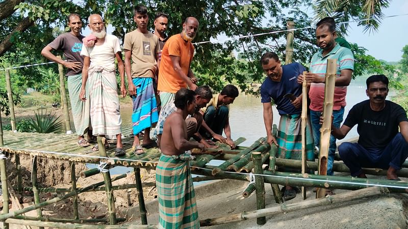 যশোর সদর উপজেলার কাশিমপুর ও নওয়াপাড়া ইউনিয়নের সংযোগস্থল ভৈরব নদের ডাকাতিয়া এলাকার সেতু ভেঙে পড়েছে। সেখানে স্বেচ্ছাশ্রমে সাকো নির্মাণ করছেন স্থানীয় লোকজন। গত শুক্রবার তোলা