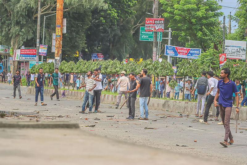 বৈষম্যবিরোধী ছাত্র আন্দোলনে রংপুরে শিক্ষার্থীরা পুলিশ ও ছাত্রলীগকে হটিয়ে মহাসড়ক দখলে নেয়। সংঘর্ষে আহত আবু সাঈদ তাঁর হাতে লাগা রক্ত দেখছেন। ১৬ জুলাই ২০২৪