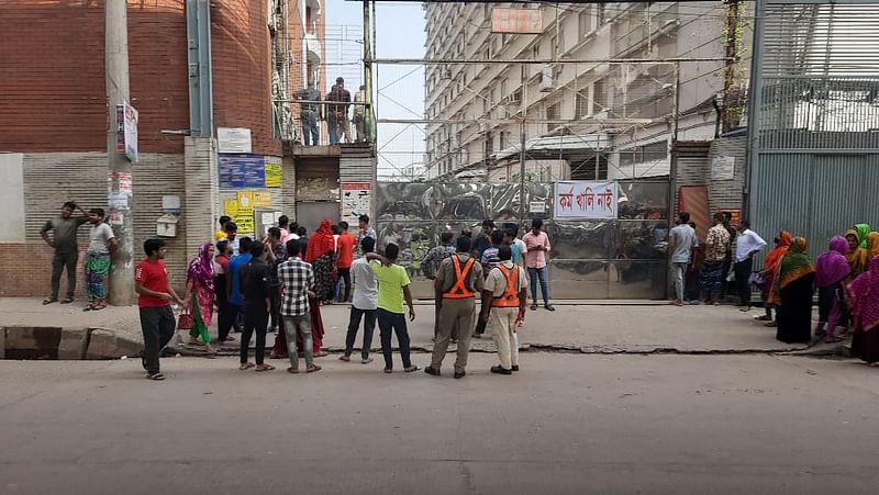 গাজীপুর নগরের কোনাবাড়ি এলাকার তুসুকা গ্রুপের কারখানার প্রধান ফটকে। গতকাল শনিবার দুপুরে