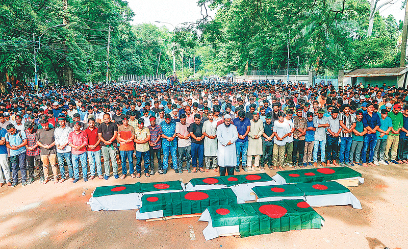 আন্দোলনে নিহতদের জন্য ঢাকা বিশ্ববিদ্যালয়ের উপাচার্যের বাসভবনের সামনের রাস্তায় গায়েবানা জানাজা। ১৭ জুলাই ২০২৪