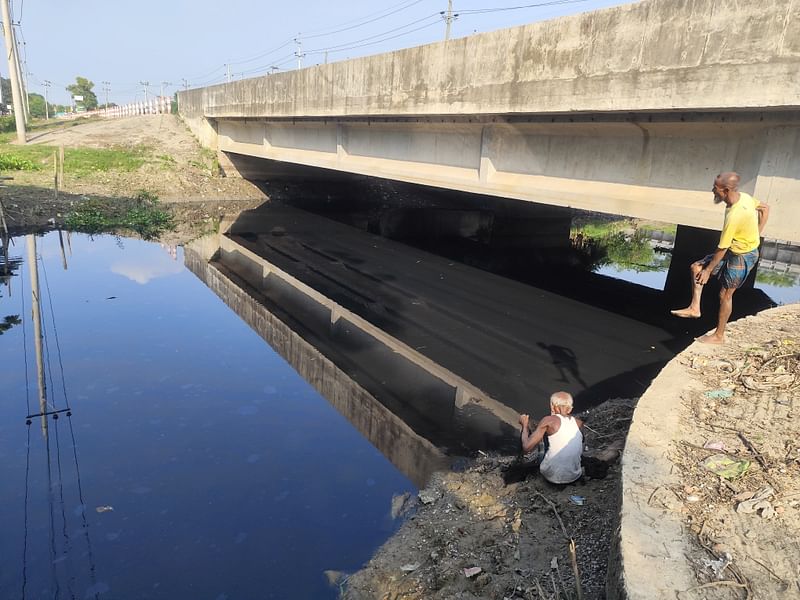 গুংগাইজুরি খালে ঝাঁকি জাল দিয়ে মাছ ধরছে হারুনুর রশিদ