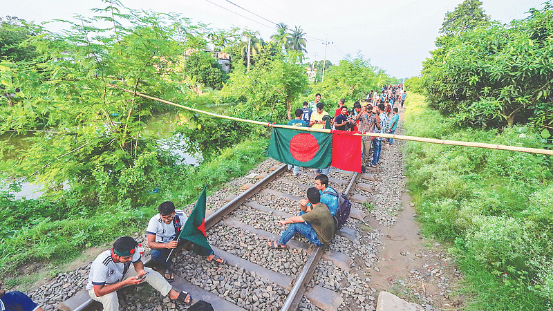 রেলপথ অবরোধ করে শিক্ষার্থীদের বিক্ষোভ। রাজশাহী বিশ্ববিদ্যালয়ের রেলওয়ে স্টেশনের পূর্ব পাশ থেকে তোলা। ১২ জুলাই ২০২৪