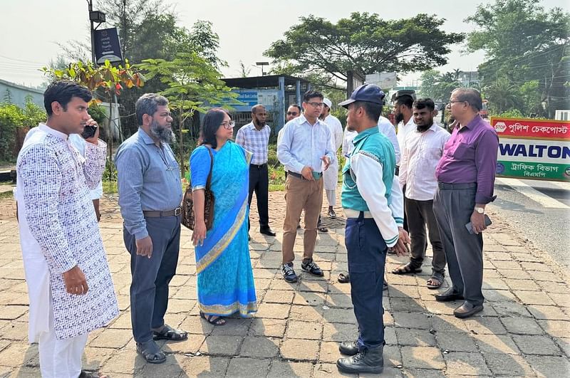 বরিশাল বিশ্ববিদ্যালয়ের উপাচার্য সড়ক পরিদর্শন করেন। আজ রোববার