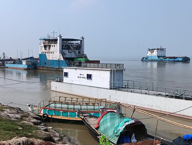 আজ রোববার সকালে রাজবাড়ীর দৌলতদিয়া ফেরিঘাটের চিত্র