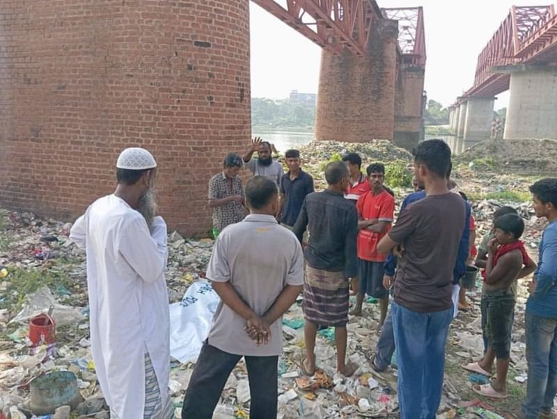 ট্রেনে কাটা পড়ে রেলসেতু থেকে নিচে পড়ে যায় মনসুর মিয়ার শরীরের বিভিন্ন অংশ