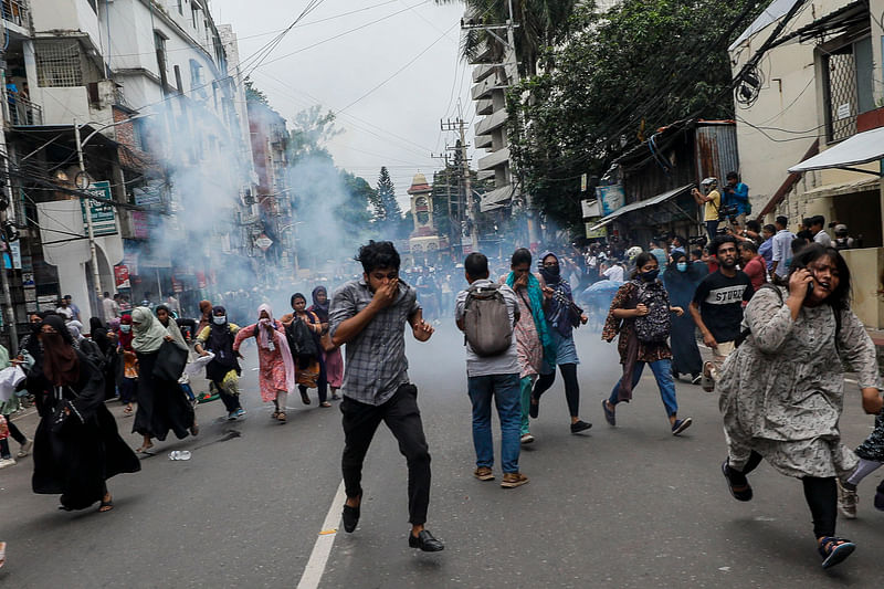 চট্টগ্রামের চেরাগী পাহাড় মোড় এলাকায় পুলিশের টিয়ার শেল ও সাউন্ড গ্রেনেডের মুখে শিক্ষার্থীদের এলোপাতাড়ি ছোটাছুটি। ২৯ জুলাই ২০২৪