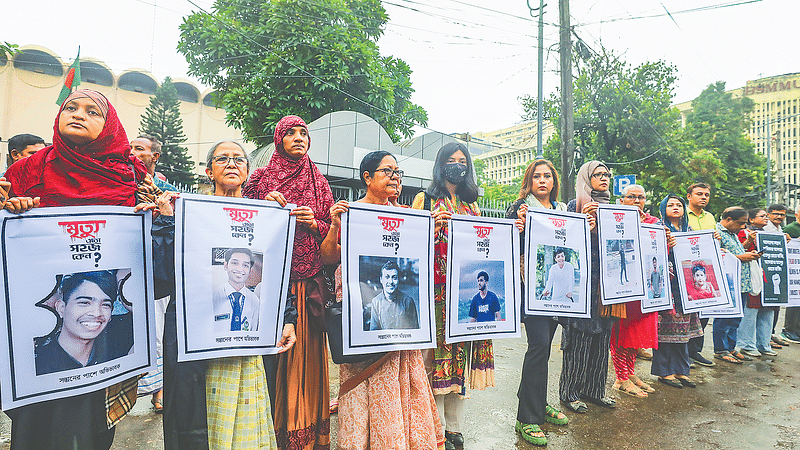 ‘সন্তানের পাশে অভিভাবক’ ব্যানারে রাজধানীর শাহবাগে মানববন্ধন। ৩ আগস্ট ২০২৪