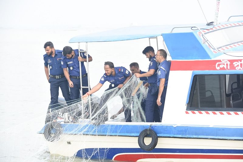 মা ইলিশ ধরার বিরুদ্ধে অভিযান পরিচালনা করছেন নৌ পুলিশের সদস্যরা