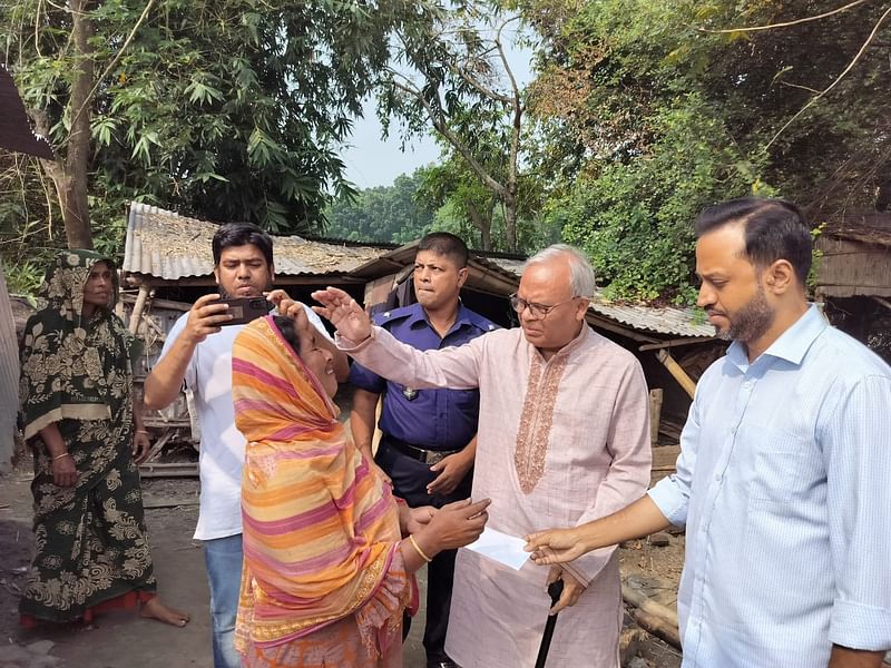 ফরিদপুরের নগরকান্দায় বিধবা আসমা বেগমকে উচ্ছেদ করতে কথিত এক বিএনপির নেতা তাঁর বসতবাড়ি ভেঙে দিয়েছেন। এ খবর শুনে আজ সোমবার তাঁর বাড়িতে যান বিএনপির জ্যেষ্ঠ যুগ্ম মহাসচিব রুহুল কবির রিজভী