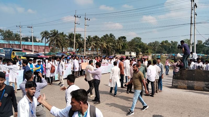 ৬ দফা দাবিতে আজও ঢাকা-চট্টগ্রাম মহাসড়ক অবরোধ করেন চট্টগ্রামের ইনস্টিটিউট অব হেলথ টেকনোলজির (আইএইচটি) শিক্ষার্থীরা। সীতাকুণ্ডের ফৌজদারহাট বন্দর সংযোগ সড়ক এলাকায়