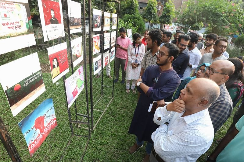 প্রদর্শনী ঘুরে দেখছেন অতিথি ও দর্শনার্থীরা