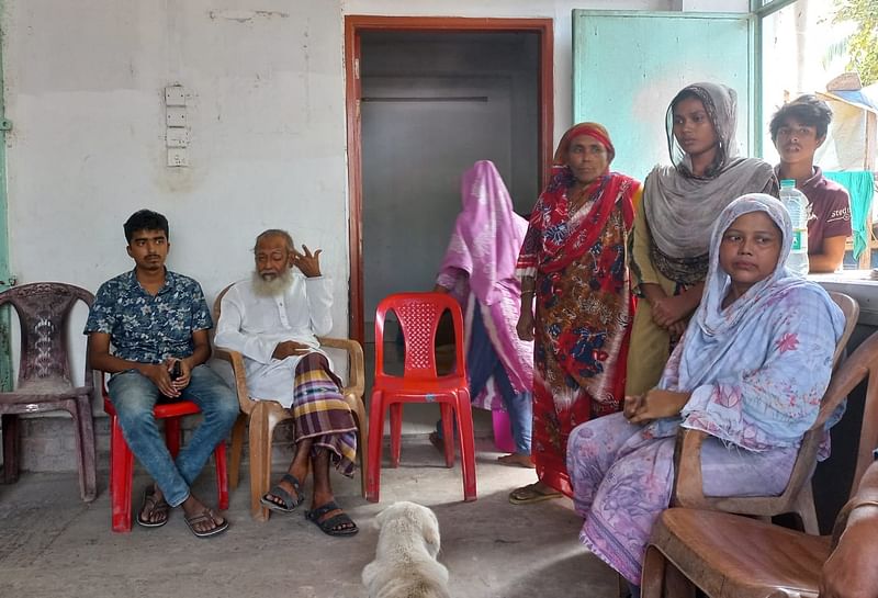 বাড়ির নিচতলায় নির্বাক বসে আছেন আরিফুজ্জামান রূপমের বাবাসহ স্বজনেরা। আজ মঙ্গলবার খুলনা নগরের দৌলতপুর আঞ্জুমান মসজিদ সড়ক এলাকায়