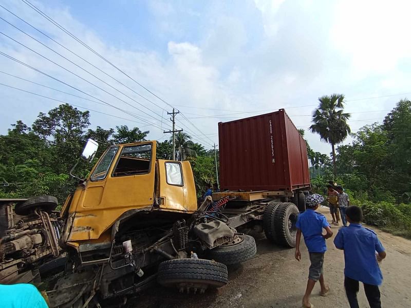 কুমিল্লার দেবীদ্বারে কুমিল্লা-সিলেট আঞ্চলিক মহাসড়কের ওপর এভাবেই দুর্ঘটনাকবলিত যানবাহন ছড়িয়ে-ছিটিয়ে পড়ে আছে। রোববার দুপুরে উপজেলার চরবাকর এলাকায়