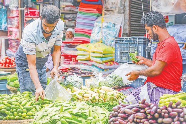 নিত্যপ্রয়োজনীয় পণ্যের বাড়তি দামের সুবিধাভোগী কৃষকেরা নন, বরং মধ্যস্বত্বভোগী এবং বড় ব্যবসায়ীরা। ১ নভেম্বর ২০২৪