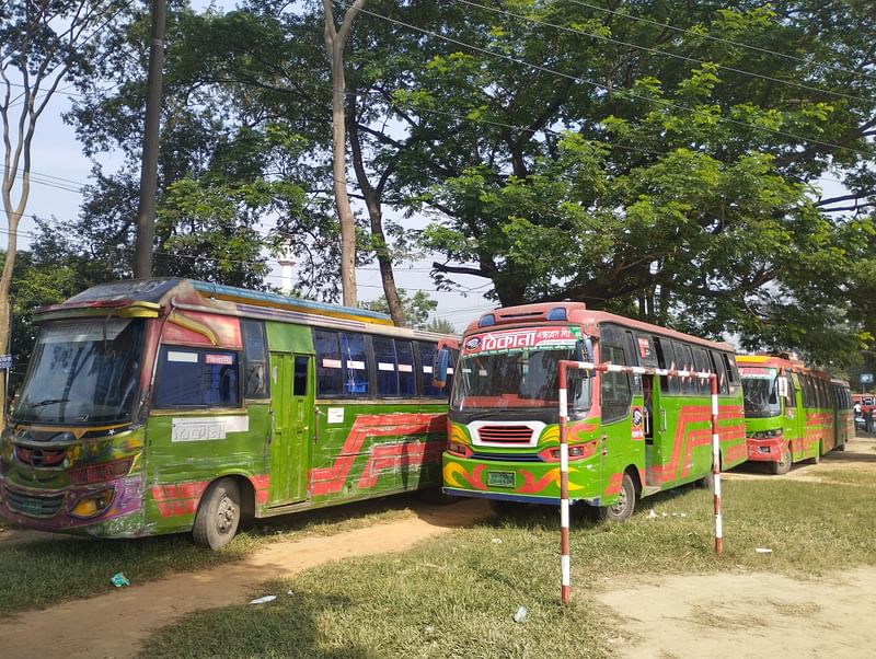 জাহাঙ্গীরনগর বিশ্ববিদ্যালয়ের এক ছাত্রীকে শ্লীলতাহানির অভিযোগে  বাস আটক রেখেছেন শিক্ষার্থীরা। আজ বুধবার দুপুরে কেন্দ্রীয় খেলার মাঠে