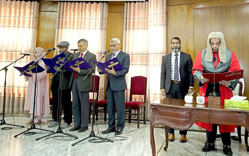 পিএসসির সদস্য হিসেবে নিয়োগ পাওয়া নতুন চারজন সদস্য আজ শপথ নিয়েছেন