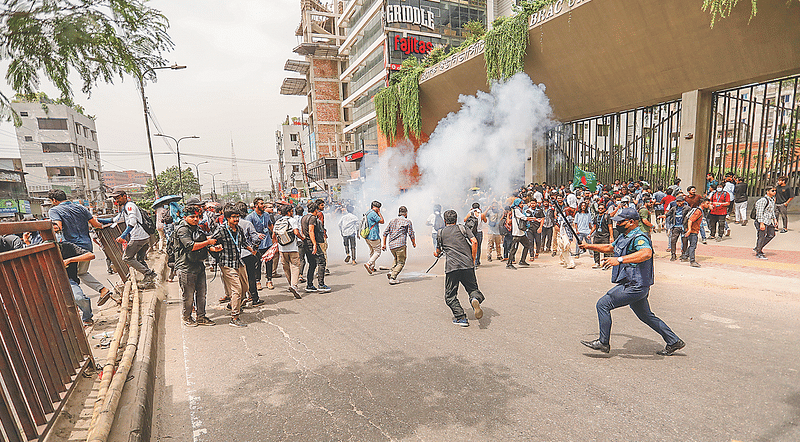 শিক্ষার্থী মৃত্যুর প্রতিবাদ জানানো বিক্ষোভ সমাবেশে পুলিশের কাঁদানে গ্যাসের শেল, লাঠিপেটা। ব্র্যাক বিশ্ববিদ্যালয়, ঢাকা। ১৭ জুলাই ২০২৪