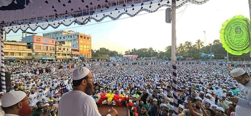 বাউফল পাবলিক মাঠে বক্তব্য দেন মুফতি সৈয়দ মোহাম্মাদ ফয়জুল করীম। আজ বুধবার বিকেলে