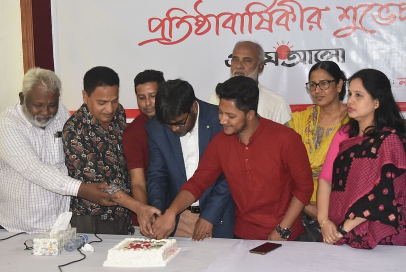 নওগাঁয় প্রথম আলোর প্রতিষ্ঠাবার্ষিকীতে কেক কাটেন অতিথিরা। আজ বুধবার নওগাঁ জেলা প্রেসক্লাব মিলনায়তনে