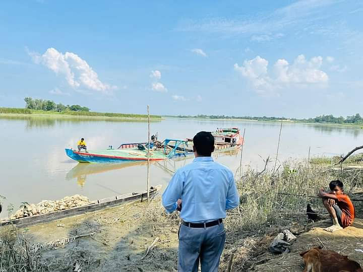 শঙ্খ নদ থেকে বালু তোলা হচ্ছিল। এ সময় অভিযান চালান সহকারী কমিশনার (ভূমি) ও নির্বাহী ম্যাজিস্ট্রেট জসিম উদ্দিন। অভিযান চালানোর পরও বন্ধ হয়নি বালু তোলা। গত মঙ্গলবার চট্টগ্রামের বাঁশখালীর পুকুরিয়া ইউনিয়নের তেচ্ছিপাড়া এলাকায়