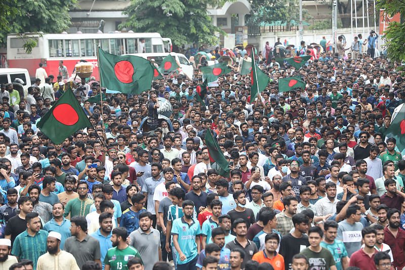 সরকারি চাকরিতে কোটা সংস্কারের দাবিতে আন্দোলনকারীদের বিক্ষোভ মিছিল। রাজু ভাস্কর্য, ঢাকা বিশ্ববিদ্যালয়। ৩ জুলাই ২০২৪