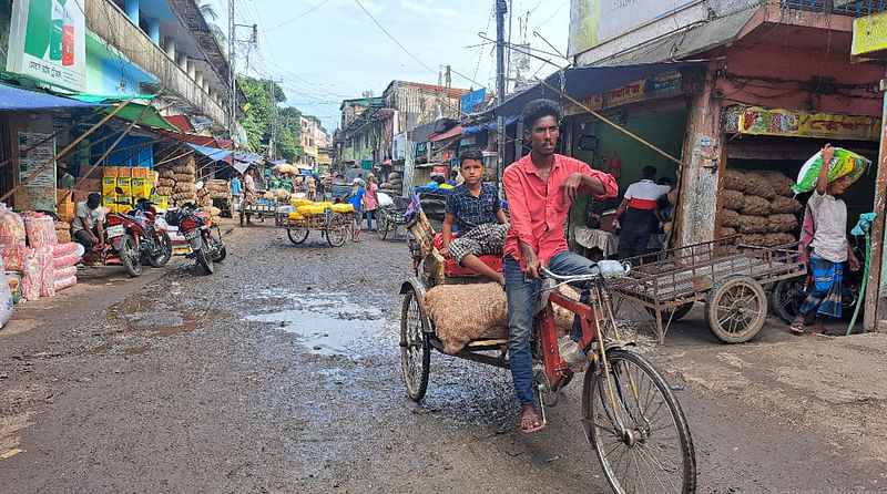 সিলেট নগরের কালীঘাট এলাকার সবচেয়ে বড় পাইকারি বাজারের রাস্তা ভাঙাচোরা আর ময়লা-আবর্জনায় ভরা