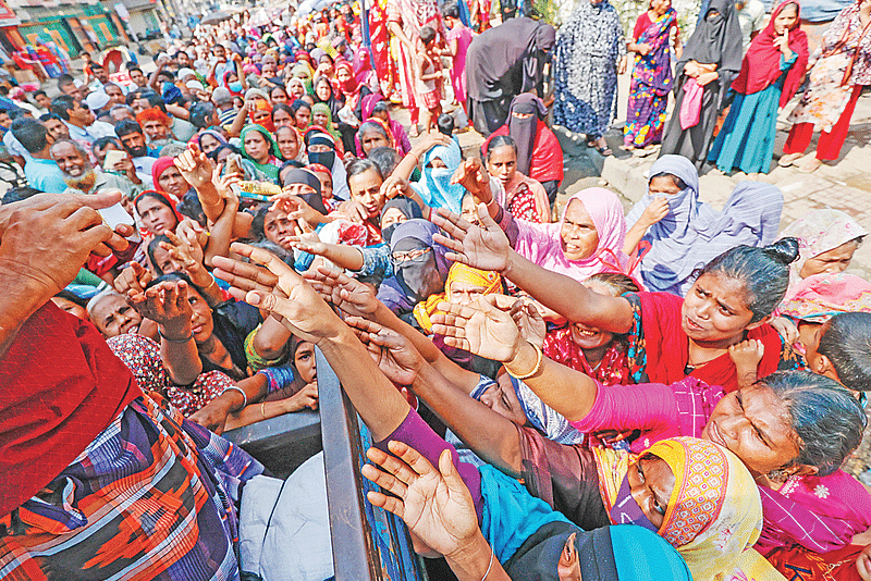 ভর্তুকি মূল্যে টিসিবির পণ্য নিতে সরবরাহকারীর কাছ থেকে আগে টোকেন সংগ্রহ করছেন সীমিত আয়ের মানুষ। যাঁরা টোকেন পাবেন, তাঁরাই মূলত পণ্য কিনতে পারবেন। পণ্যের তুলনায় মানুষ বেশি হওয়ায় এমন ব্যবস্থা। গতকাল রাজধানীর মিরপুর ৬ নম্বর কাঁচাবাজার এলাকায়