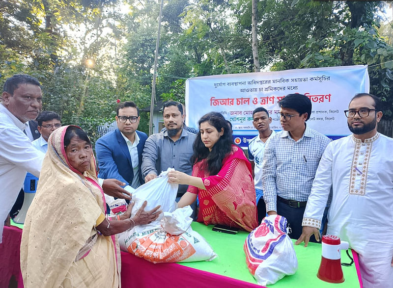 সিলেটের ১ হাজার ২০০ চা-শ্রমিক পরিবারে খাদ্যসহায়তা তুলে দিয়েছে জেলা প্রশাসন। আজ বৃহস্পতিবার বিকেলে লাক্কাতুরা চা-বাগানে