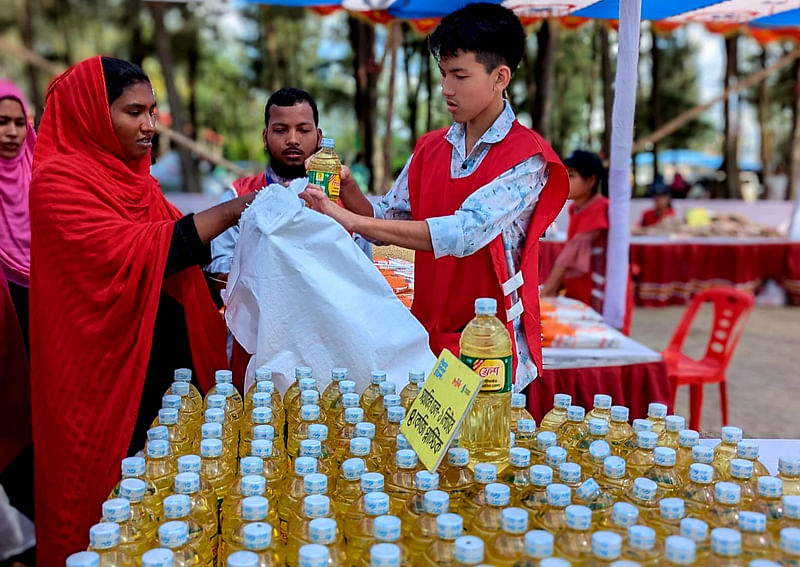 কক্সবাজার সমুদ্রসৈকতের সিগাল পয়েন্টে স্থাপিত দোকান থেকে প্লাস্টিকের বিনিময়ে লোকজন নিচ্ছেন ডিম, সয়াবিন তেল, আটাসহ নিত্য পণ্য। গতকাল দুপুরে