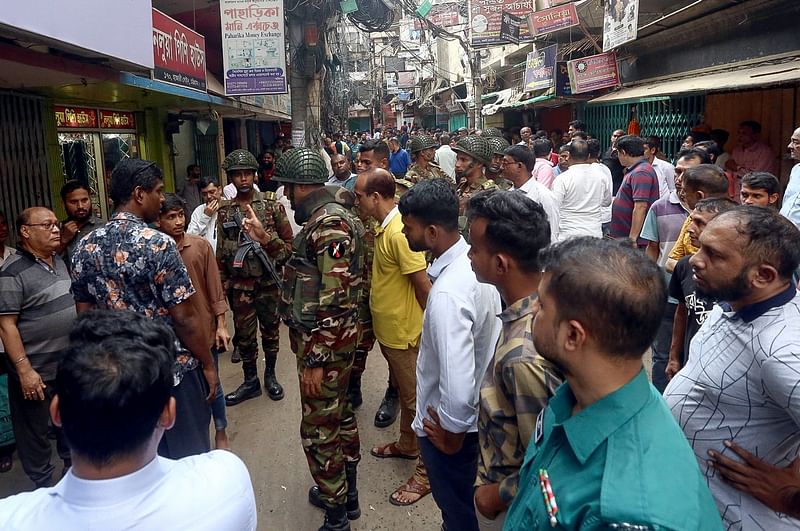 চট্টগ্রাম নগরের হাজারী লেন এলাকায় আজ দুপুরে ম্যাজিস্ট্রেটের  উপস্থিতিতে যৌথবাহিনীর সদস্যরা গিয়ে বিভিন্ন দোকান ও মার্কেটের তালা খুলে দেন