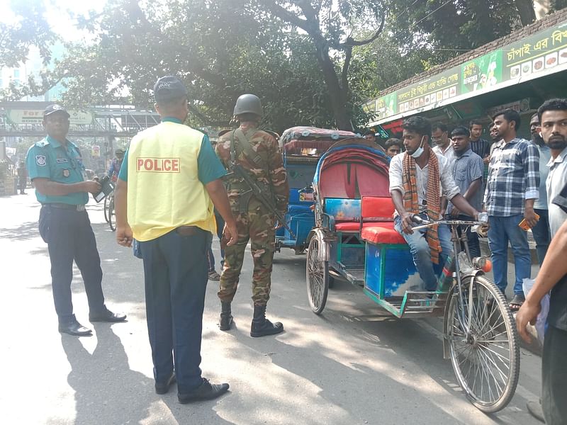 রাজধানীর প্রধান সড়কে অবৈধ ব্যাটারিচালিত অটোরিকশার চলাচল বন্ধে ভ্রাম্যমাণ আদালতের মাধ্যমে অভিযান চালায় ডিএনসিসি