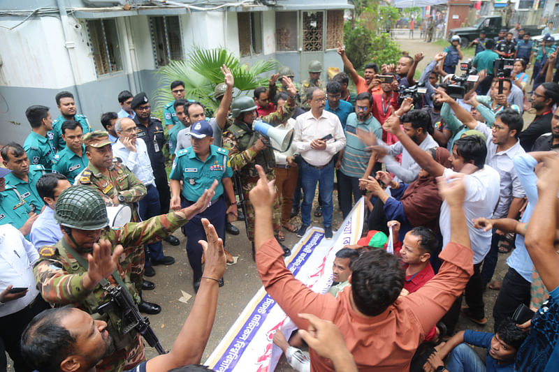 উপাচার্যকে অবরুদ্ধ করে কর্মকর্তা–কর্মচারীরা বিক্ষোভ শুরু করলে সেনাবাহিনীর সদস্যরা এসে পরিস্থিতি নিয়ন্ত্রণ করেন। আজ বৃহস্পতিবার সিলেটে মেডিকেল বিশ্ববিদ্যালয় ক্যাম্পাসে