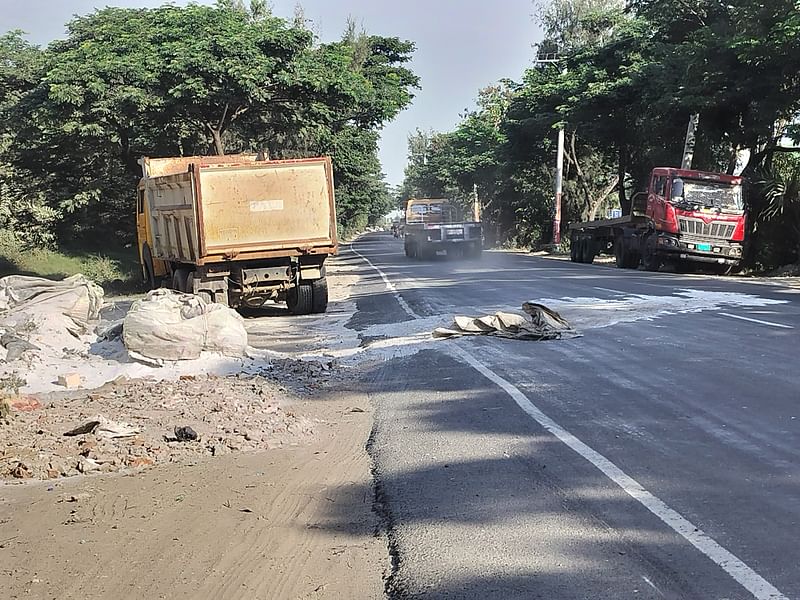 চট্টগ্রামের সীতাকুণ্ডের ফৌজদারহাট বন্দর সংযোগ সড়কের অন্তত তিনটি স্থানে আজ সকালেও সাদা পাউডার দেখা গেছে। আজ সকাল সাড়ে আটটার দিকে লতিফপুর এলাকায়