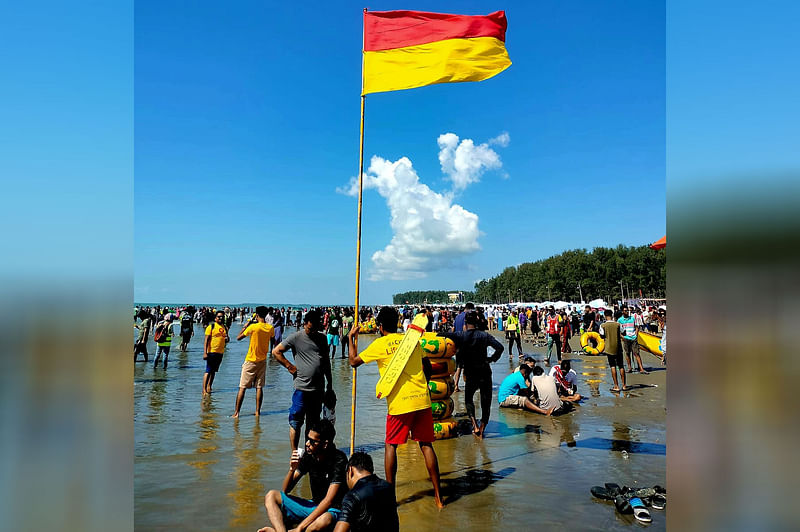 শীত মৌসুম শুরু হওয়ায় সাগর শান্ত হয়ে এসেছে। কক্সবাজার সৈকতে পর্যটকদের গোসলে নামতে নিষেধের লাল নিশানা নামিয়ে ওড়ানো হচ্ছে লাল-হলুদের নিশানা। এখন গোসলে ঝুঁকি নেই বলে জানান লাইফগার্ড কর্মীরা। গতকাল বিকেলে সুগন্ধা পয়েন্টে