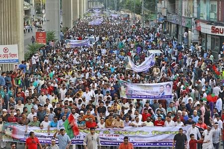 ৭ নভেম্বর ‘জাতীয় বিপ্লব ও সংহতি দিবস’ উপলক্ষে বিএনপি নয়াপল্টনে দলের কেন্দ্রীয় কার্যালয়ের সামনে থেকে সমাবেশ শেষে মানিক মিয়া অ্যাভিনিউ পর্যন্ত বর্ণাঢ্য শোভাযাত্রা করে। গতকাল বাংলামোটর এলাকায়