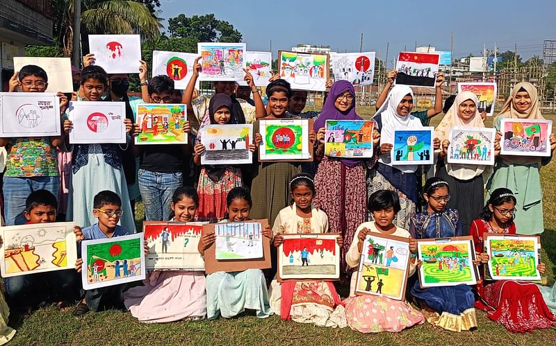 প্রথম আলোর ২৬তম প্রতিষ্ঠাবার্ষিকী উপলক্ষে গ্রাফিতি আঁকা প্রতিযোগিতায় দেয়ালে দেখা ‘গ্রাফিতি’ নিখুঁতভাবে নিজেদের ক্যানভাসে ফুটিয়ে তোলে শিশুরা। শুক্রবার দুপুরে চুয়াডাঙ্গায়  জালাল আর্ট স্কুল চত্বরে