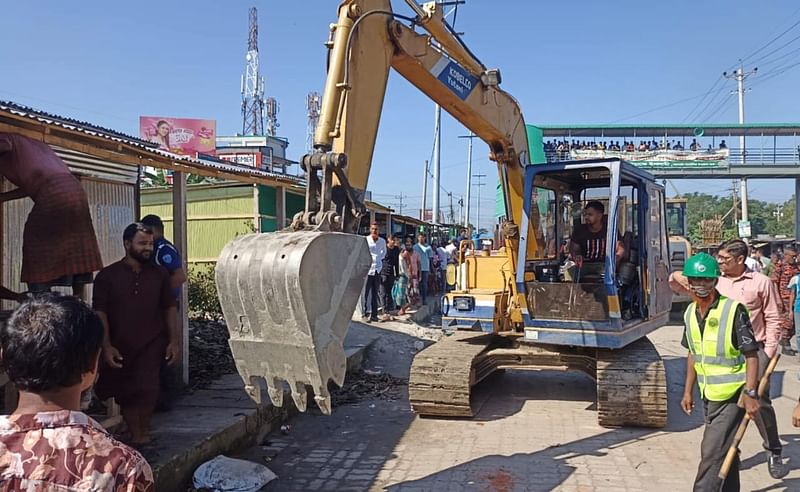 কুমিল্লার বুড়িচং উপজেলার নিমসার বাজারে সওজের সম্পত্তি দখল করে নির্মাণ করা দুই শতাধিক অবৈধ স্থাপনা উচ্ছেদ করা হয়েছে। শুক্রবার দুপুরে